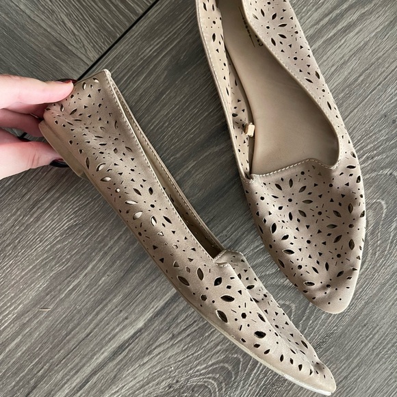 Tan floral cut out flats 🥿 - Picture 3 of 5